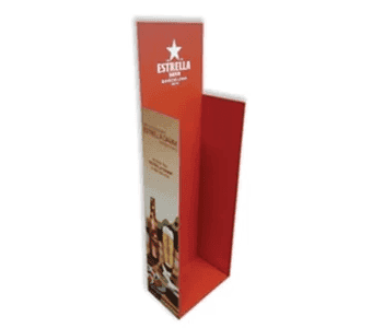 Uma tela de papelão vermelho para a cerveja Estrella, com o logotipo da marca no topo. A tela inclui imagens promocionais de garrafas de cerveja e comida, mas o estande está vazio.