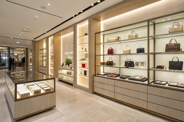 Tienda de lujo que muestra bolsos