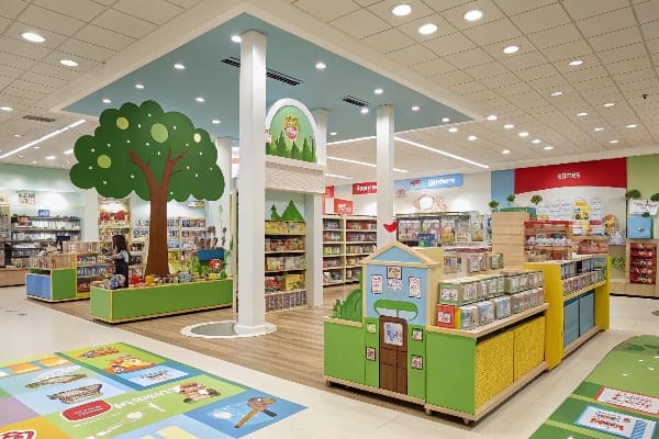 Tienda de juguetes para niños con decoración juguetona