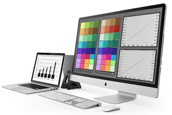 Configuração de monitor duplo mostrando multitarefa com fotos e aplicativos