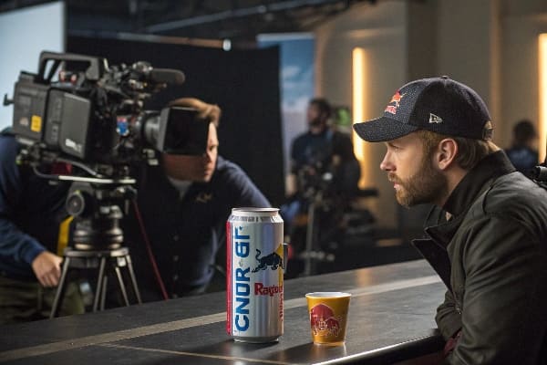 Cena cinematográfica com homem e bebida energética de marca na mesa