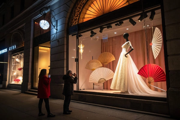 Elegante exhibición de ventanas con vestido de novia y fanáticos