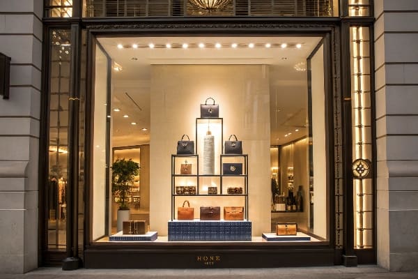 Ventana minorista de lujo con bolsos e iluminación