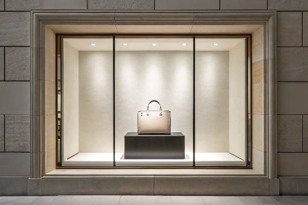 Bolso de lujo minimalista que se muestra en una ventana elegante y bien iluminada.