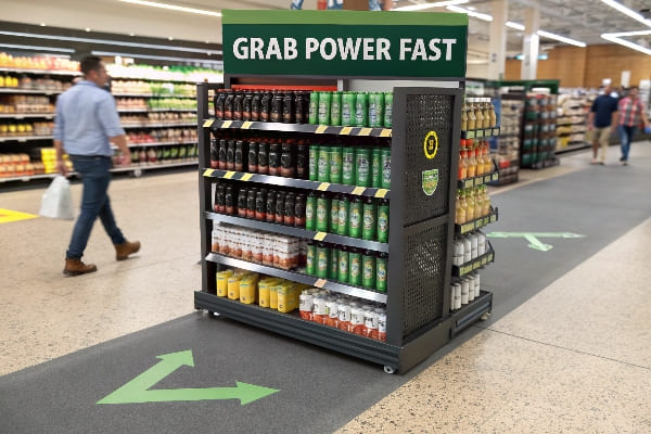 Grocery End -End con una variedad de bebidas energéticas bajo la señalización de 'agarrar energía rápida'