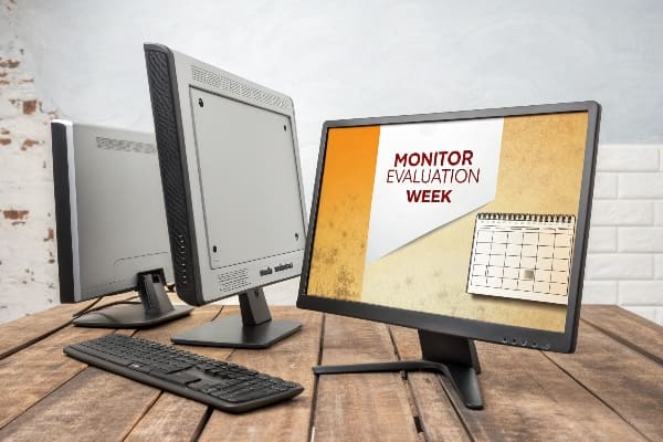 Monitor de visualización de mensajes de evaluación en el escritorio de madera
