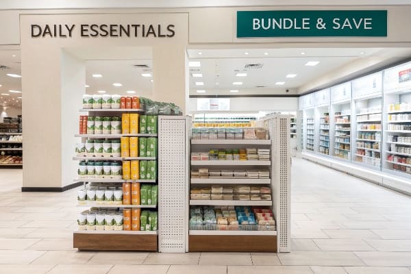 Аптека EndCap с ежедневными предметами первой необходимости, включая витамины и мыло в чистой торговой площадке
