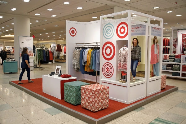 服装店展示带有模特和五颜六色的品牌的展示