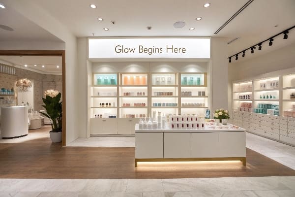 Minimalista de la piel de cuidado del cuidado de la piel con empaque de productos pastel bajo 'Glow comienza aquí'