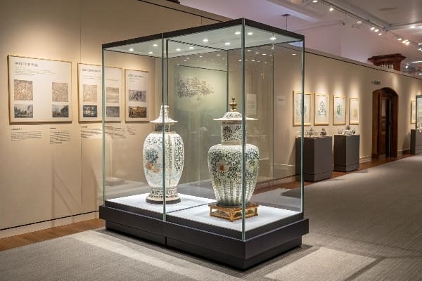Museumsausstellung mit zwei großen Porzellanvasen in einer Glasschule