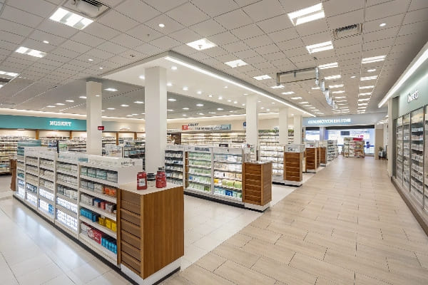 Pharmacie spacieuse et brillante avec des allées multiples et des étagères modernes propres