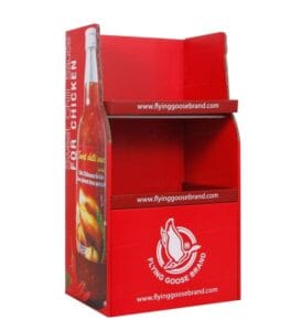 Vue de face d'un présentoir personnalisé en carton rouge à 3 niveaux pour la sauce chili Flying Goose.