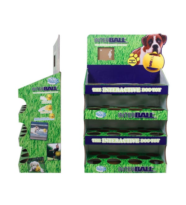 Вид сбоку на зеленую витрину из гофрированного картона для розничной продажи товаров для животных, с указанием глубины полок и фирменной символики на боковой панели.