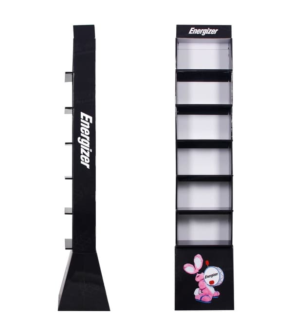 Вид спереди на шестиполочный картонный стеллаж для розничной торговли, предназначенный для демонстрации батареек на видном месте.