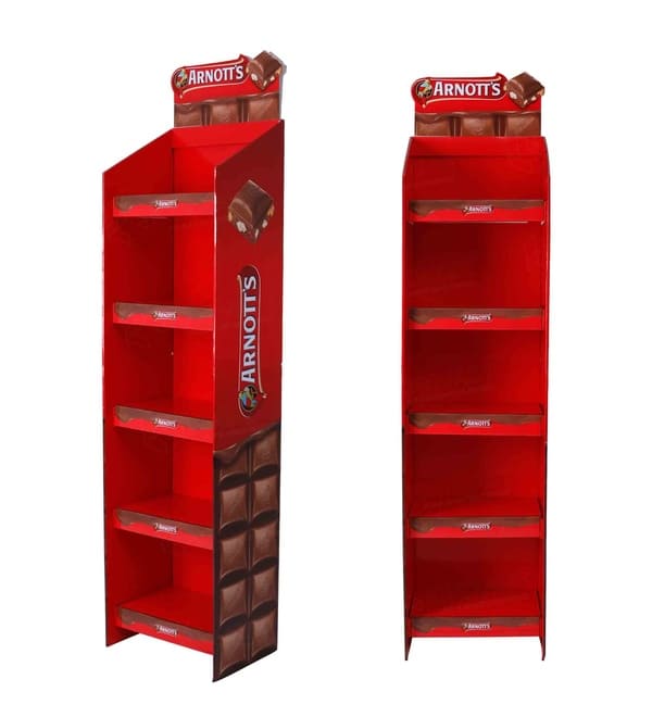 正面视角：一款专为零售杂货店环境设计的红色 Arnott's 饼干纸板展示架。.