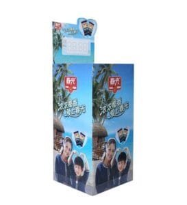 Grand bac de présentation bleu en carton imprimé personnalisé pour les en-cas à base de noix de coco, orné d'un motif de plage tropicale et d'une en-tête.