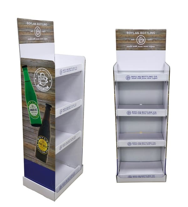 4层瓦楞纸饮料展示架的侧面图，显示了高清瓶身图案和倾斜的顶部。.