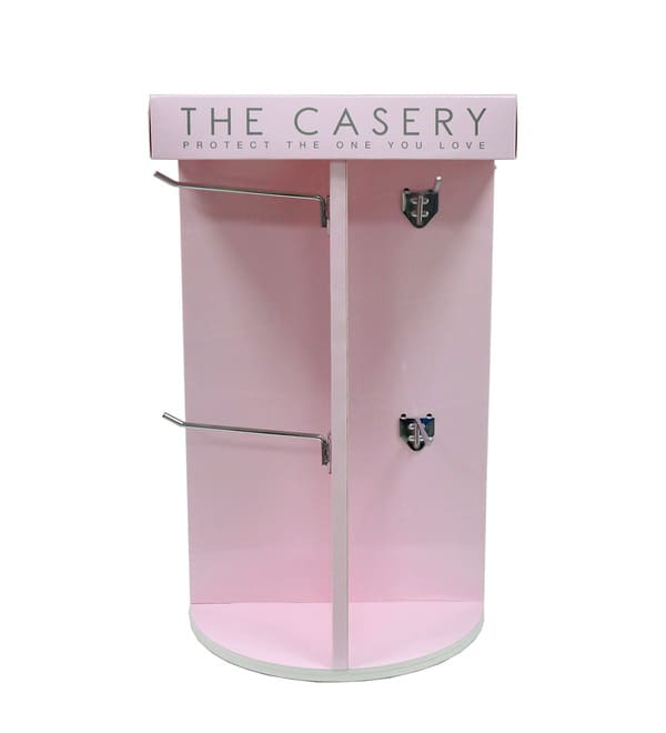 The Casery 品牌纸板展示架正面图，采用高清图形和产品功能图标。.