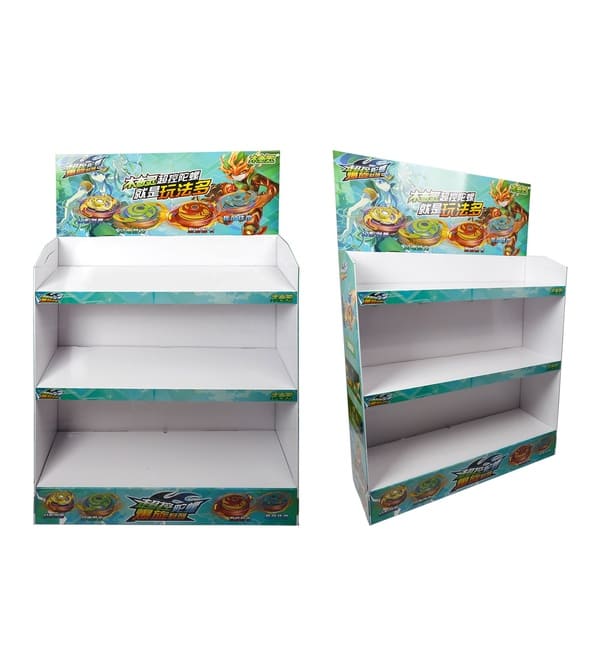 Трехъярусная картонная витрина, полностью заполненная игрушками в коробках, предназначенная для размещения в розничном магазине.