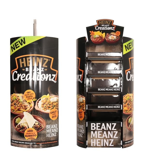 这是一张超市的 3D 渲染图，展示了一个摆放在人流量大的食品杂货通道中的装满货物的瓦楞纸板展示单元，以达到最大的可见度。.