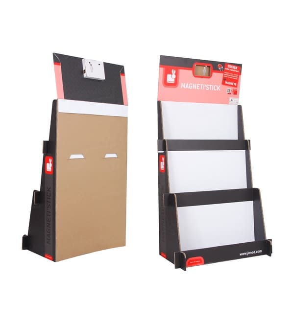 Вид сбоку и сзади трехъярусной модульной железобетонной конструкции, демонстрирующий несущие конструкции и фирменную символику.