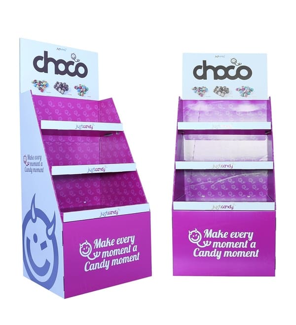 紫色瓦楞纸落地展架的正面和侧面视图，该展架专为零售糖果陈列而设计。.