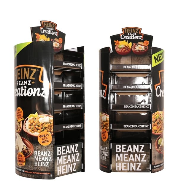 零售环境中用于展示罐头食品和袋装食品的多层瓦楞纸落地展示架正面图。.