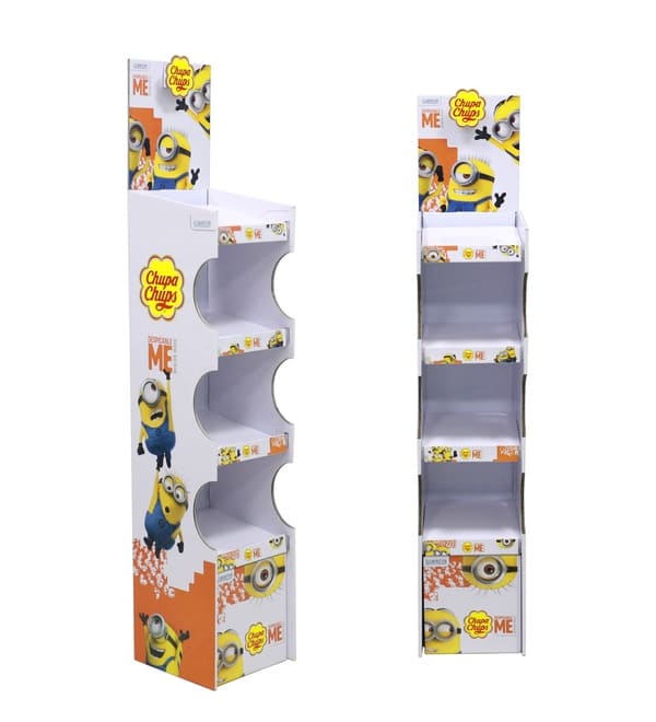 صورة جانبية وأمامية لحامل أرضي مموج مكون من 4 طبقات يظهر عليه شعار Despicable Me البرتقالي والأبيض النابض بالحياة.