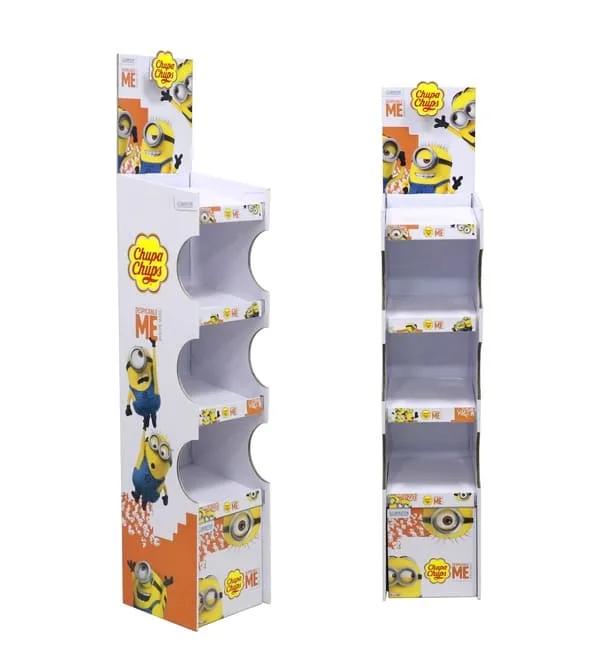 从侧面和正面角度拍摄的四层瓦楞纸落地展架，展示了鲜艳的橙色和白色《卑鄙的我》品牌标识。.