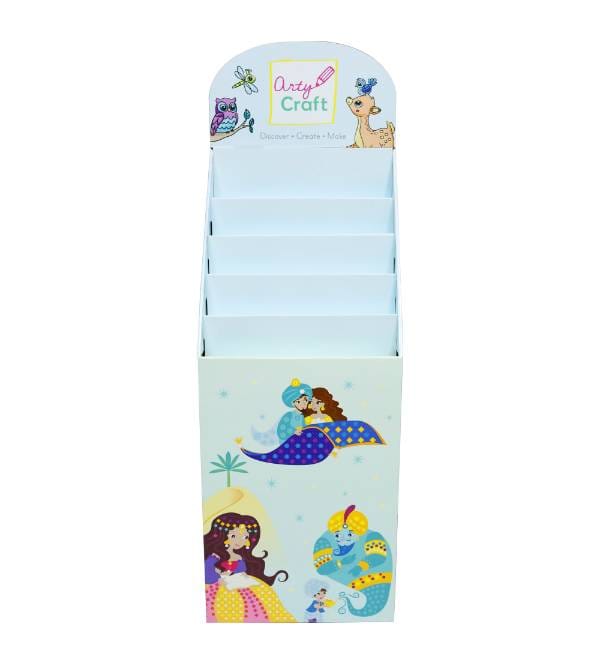 Вид спереди на напольную витрину из гофрированного картона с шестью полками, предназначенную для организации хранения игрушек и принадлежностей для рукоделия.