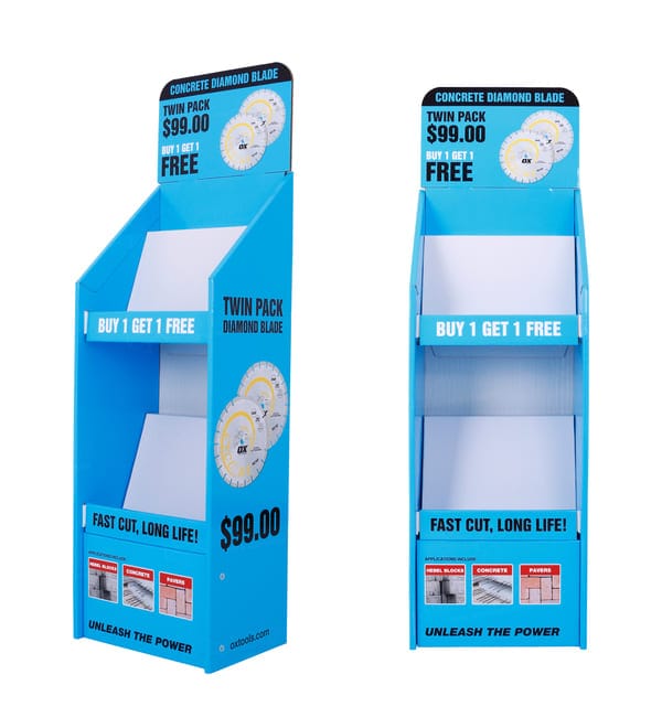 সর্বাধিক পণ্য দৃশ্যমানতার জন্য তির্যক শেল্ফের নকশা দেখানো একটি ঢেউতোলা কার্ডবোর্ড টুল ডিসপ্লে ইউনিটের সামনে এবং পাশের দৃশ্য।.