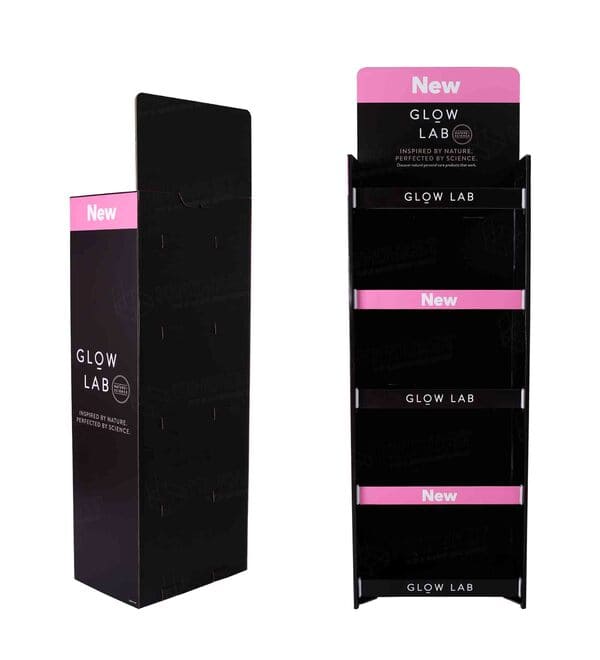 黑色瓦楞纸零售FSDU的侧视图和正视图，显示了货架深度和粉色品牌标识。.