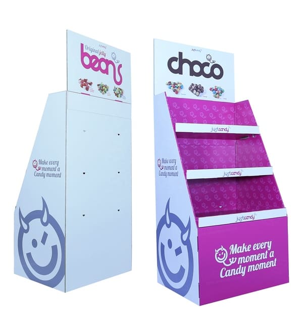两种不同款式的定制纸板展示架，分别展示了不同品牌的软糖和巧克力零食的标题。.