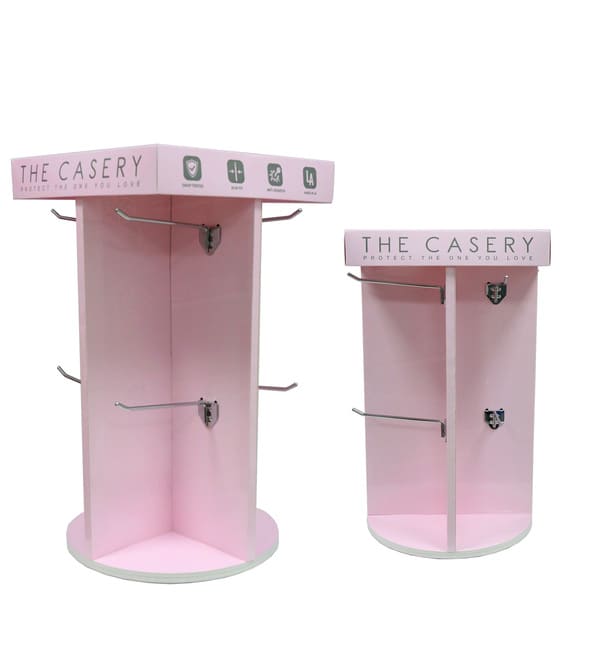 两种不同高度的定制粉色瓦楞纸支架，专为悬挂电子配件而设计。.