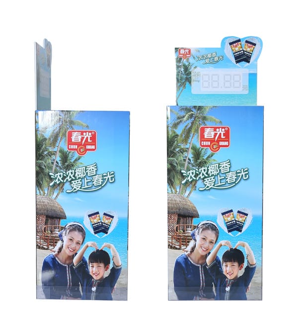 Многочисленные ракурсы изготовленной на заказ подставки из гофрированного картона демонстрируют единый фирменный стиль и изображения на пляжную тематику со всех сторон.