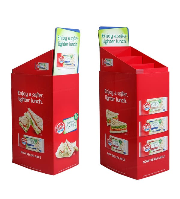 Вид сзади и сбоку на изготовленную на заказ красную витрину для хлеба и тонких сэндвичей, предназначенную для использования в продуктовом магазине.