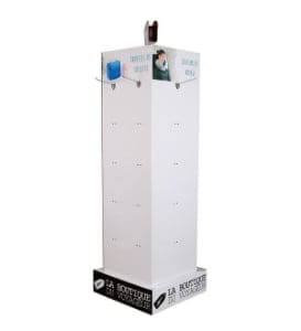 La Boutique du Voyageur のブランド グラフィックをあしらった、旅行用アクセサリー用のペグ フックが付いた 4 面カスタム ホワイト段ボール ディスプレイ。.