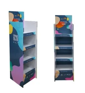 キウイ マヌカハニー製品の鮮やかな抽象的なグラフィックを特徴とするカスタム印刷された 4 段段ボール ディスプレイの正面図。.