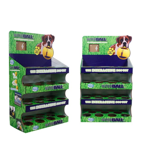 Два стенда из гофрированного картона Interball, представленные с разных ракурсов, демонстрируют передние полки и боковые графические элементы.