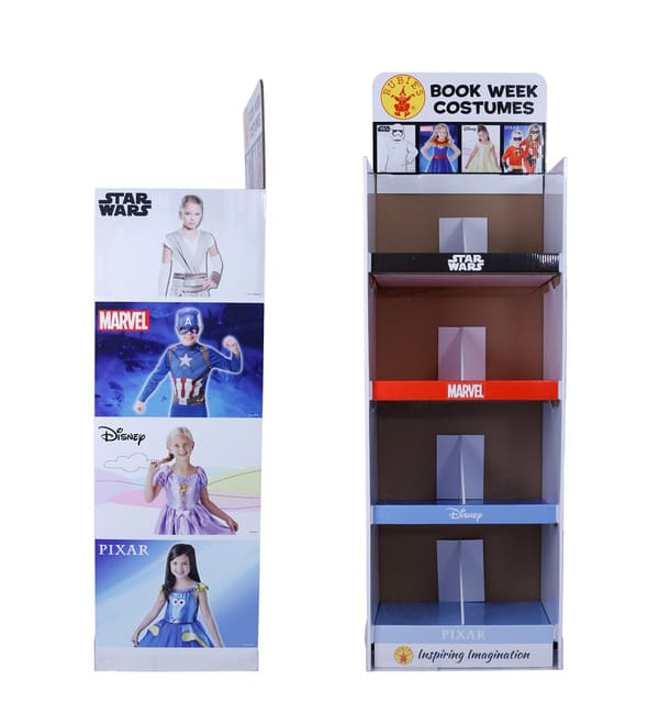 スターウォーズ、マーベル、ディズニー、ピクサーブランドの高解像度グラフィックを展示する POS 小売什器の側面図。.