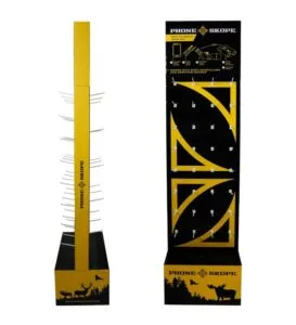 小売アクセサリ用の多層ペグフック構成を備えた、カスタムの黒と黄色の Phone Skope 段ボール製ディスプレイの正面図。.