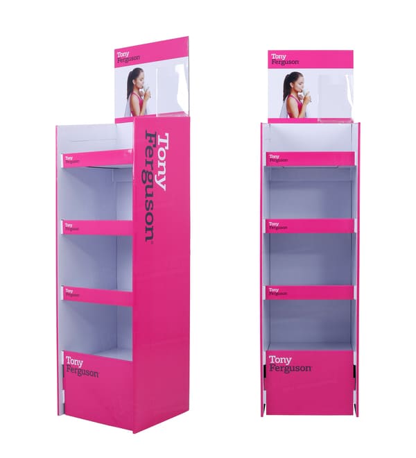 用于销售点摆放的四层粉色纸板展示架的正面视图和透视角度图。.