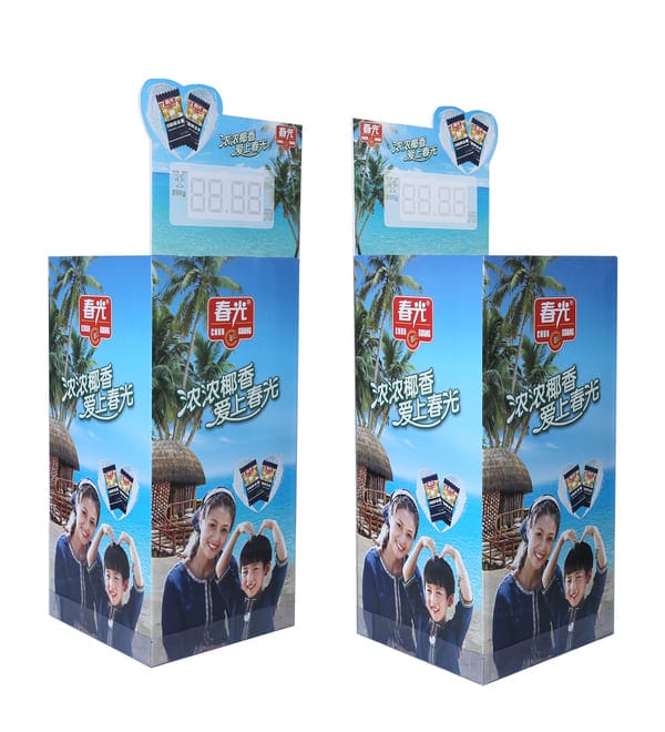 Крупный план картонного демонстрационного контейнера с акцентом на макет цифровой цены в заголовке и отсек для товаров, продаваемых на развес.