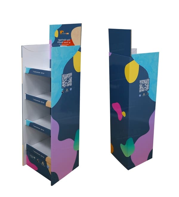 从侧面视角拍摄的瓦楞纸零售展架，展示了高清图像和醒目的二维码，用于与消费者进行数字化互动。.