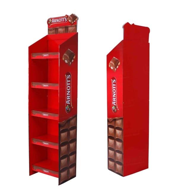 5层瓦楞纸FSDU的侧面轮廓，展示了高清巧克力棒图案和倾斜的货架侧面，以提高产品的可见性。.