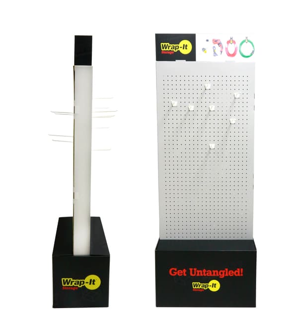 纤薄瓦楞纸板展示架的侧面视图，显示了白色的挂钩和坚固的黑色底座结构。.