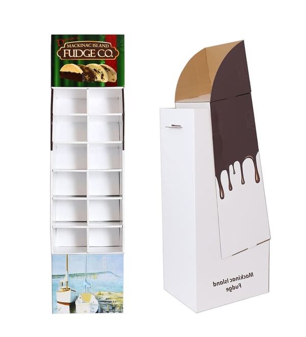 Frontalansicht eines weißen Pappaufstellers für den Einzelhandel, bei dem die sauberen Fachtrennwände und die Marken-Kopfkarte hervorgehoben werden.