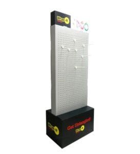 খুচরা স্টোরেজ পণ্যের জন্য একটি পেগবোর্ড প্যানেল এবং "গেট আনট্যাঙ্গল্ড!" ব্র্যান্ডিং সহ একটি মুক্ত-স্থায়ী কালো এবং ধূসর কার্ডবোর্ড ডিসপ্লে।.