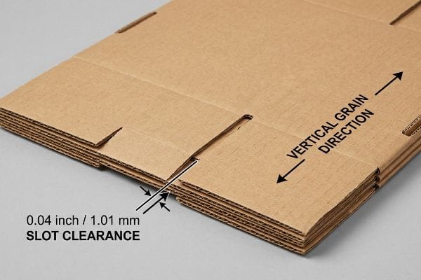 棕色瓦楞纸板细节图显示了 0.04 英寸/1.01 毫米的槽口间隙和垂直纹理方向，这对于模切槽中的湿度缓冲至关重要。.