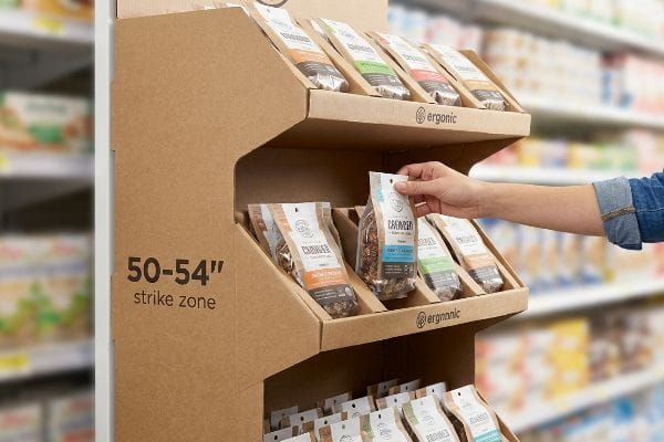 天然茶色の段ボール製POPディスプレイで、50～54インチの製品ポーチを展示